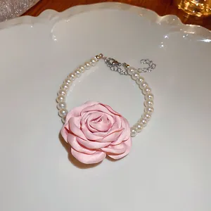 Bracelet de perles élégant de style français avec une rose en tissu rose tendre