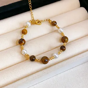 Elegante bracciale con perle stile occhio di tigre marrone e perle bianche su catena oro
