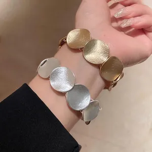 Minimalistisches Armband mit runden Metallplatten in edler Gold und Silberoptik