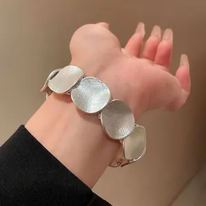 Minimalistisches silbernes Metallarmband mit strukturierter Kreisform