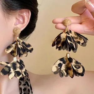 Orecchini pendenti a fiore con stampa leopardata vintage in stile Maillard per donne