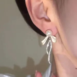 Eleganti orecchini minimalisti di perle a fiocco con nappe di strass scintillanti per donna