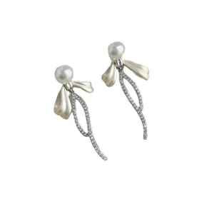 Eleganti orecchini a fiocco in argento con perle lucide e zirconi scintillanti pregiati