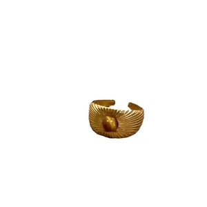 Anello vintage dorato con pietra occhio di tigre sintetica e motivo a sole su fascia larga