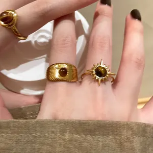 Vista macro dettagliata di un anello a sole retrò con finta pietra occhio di tigre