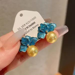 Eleganti orecchini a fiore in smalto blu con perle dorate e perni in argento sterling 925