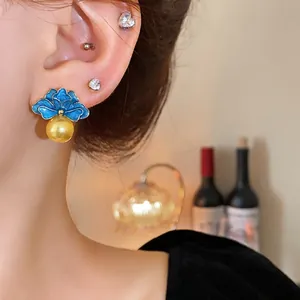 Orecchini vintage a fiore in smalto blu con perla dorata e perno in argento S925