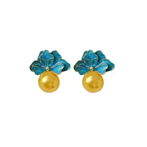 Eleganti orecchini vintage con fiori in smalto blu e perle dorate su sfondo bianco