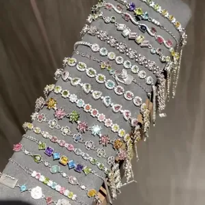 Bracciale regolabile in zircone smeraldo scintillante con montatura stile diamante