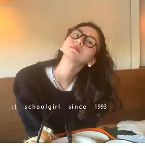 Detailansicht einer französischen Vintage-Perlenkette in einer Café-Umgebung