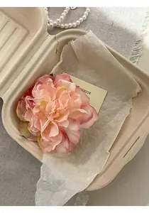 Elegante fermaglio per capelli con peonia in tessuto rosa sfumato per un dolce look estivo.