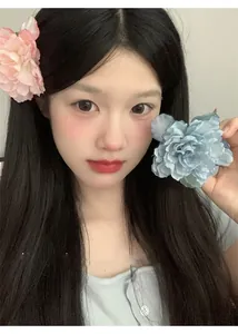 Dettaglio di una modella con un fermaglio per capelli a fiore 3D per le vacanze estive.