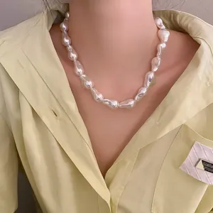 Nahaufnahme einer eleganten Barockperlenkette, getragen als Vintage-Halskette für Damen