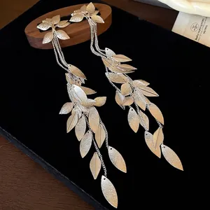 Eleganti orecchini a nappa con fiori e foglie argentati con finitura opaca vintage.