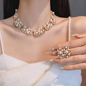Dettaglio ravvicinato di un set di collana e anello con perle vintage in stile francese