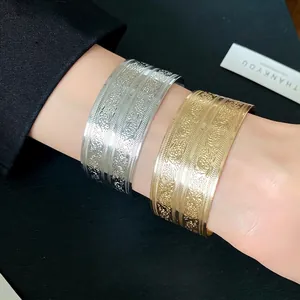 Retro Metall Drucktextur Offener Armreif Leichter Luxus Vintage Blumenmuster Geometrisches Armband Für Damen Hochwertiger Handschmuck