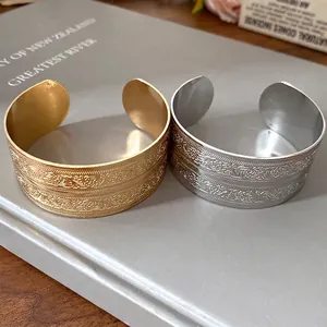 Vintage-Armreifen aus Metall mit Blumenmuster in Gold- und Silberoptik für Damen