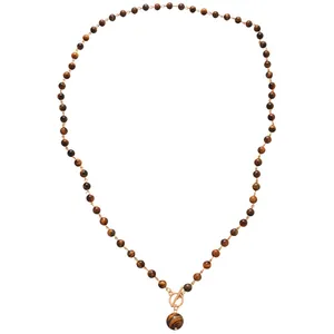 Collana di perle in occhio di tigre con pendente tondo e chiusura OT dorata su fondo bianco