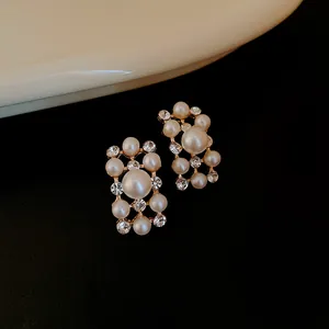 Eleganti orecchini a lobo rettangolari vintage dorati con perle bianche e cristalli