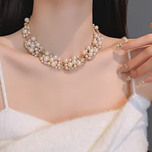 Vista dettagliata di una collana girocollo di perle e strass in stile vintage francese.
