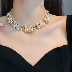 Primo piano di elegante collana di perle in stile francese con strass sul collo