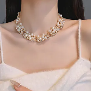 Primo piano di elegante collana di perle in stile francese con strass scintillanti