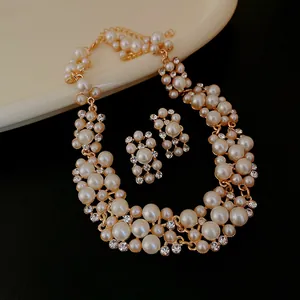 Vista dettagliata dell'elegante set di collana e orecchini con perle e strass oro