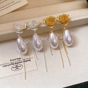 Eleganti orecchini vintage con rosa in rete, perla a goccia e nappa oro e argento.