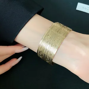 Vintage breite Goldmanschette Armreif mit filigranen Blumenmustern am Handgelenk