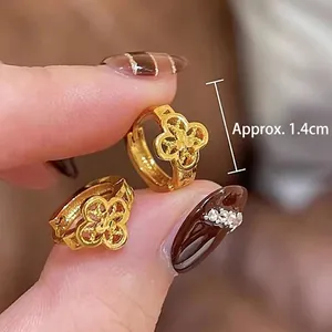 Dettaglio dell'orecchino a cerchio dorato con quadrifoglio traforato, circa 1,4 cm