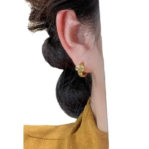 Eleganti orecchini a cerchio in oro con fiori traforati per gioielli di moda quotidiana