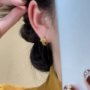 Eleganti orecchini a cerchio in oro stile francese con raffinato design floreale traforato