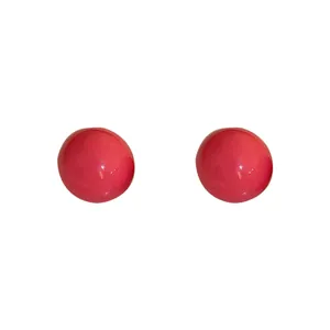 Semplici orecchini a lobo a sfera rossi con perni in argento per un look moda minimalista