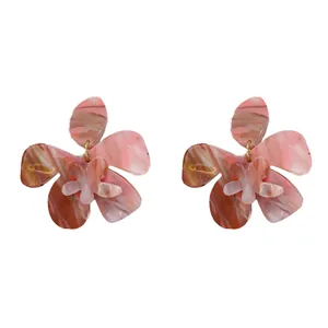Elegant flower-shaped resin marbled earrings with pink and brown ink-wash patterns