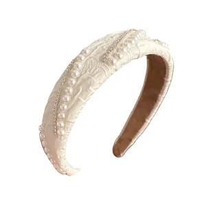 Elegante cerchietto crema plissettato decorato con perle lucide e strass brillanti
