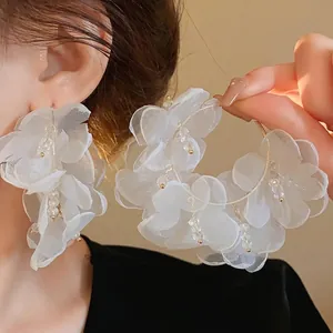 Elegantes pendientes de aro con flores de malla blanca y cristales en modelo asiática