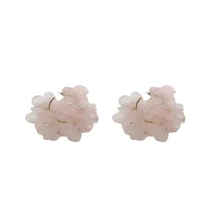 Elegantes pendientes de aro de flores de malla rosa con cristales y agujas de plata