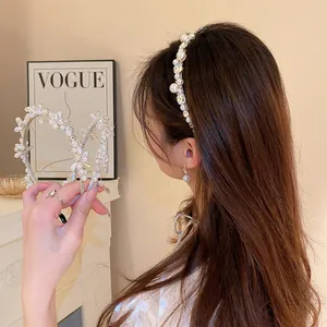 Elegante cerchietto con fiori e perle indossato da una modella in stile lifestyle.