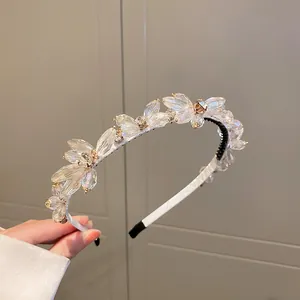 Vista dettagliata di elegante cerchietto floreale con petali di cristallo luccicanti.