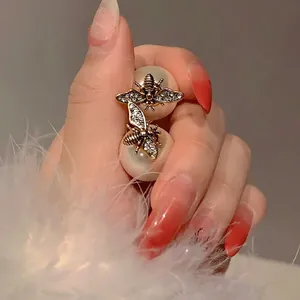 Orecchini a perno con ape dorata vintage e perla con strass luccicanti da donna