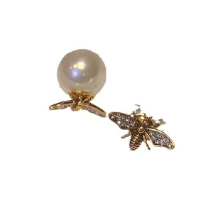 Orecchini a perno a forma di ape vintage con perla elegante e strass scintillanti.