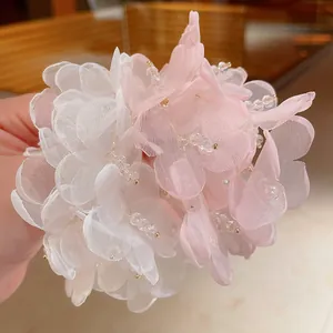 Detalle macro de los delicados pétalos de flores de malla rosa y blanco con cristales