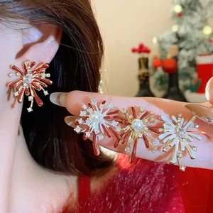 Primo piano di orecchini festivi a forma di fuochi d'artificio con zirconi e perle luccicanti