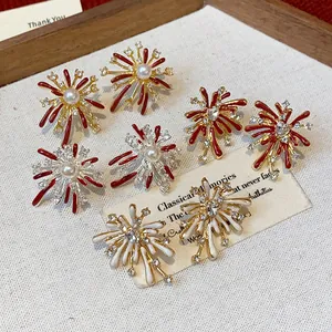 Dettaglio di orecchini a forma di fuoco d'artificio con zirconi e perle raffinate