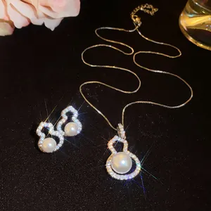 Detailansicht von goldenem Kürbis-Schmuckset mit Perlen und funkelnden Zirkonia-Steinen