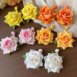 Elegantes pendientes de tela hechos a mano con forma de rosa en varios colores para mujer