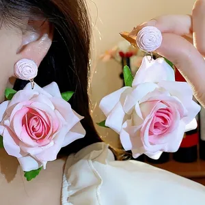 Pendientes elegantes de rosa de tela rosa con detalles de hojas verdes para mujer