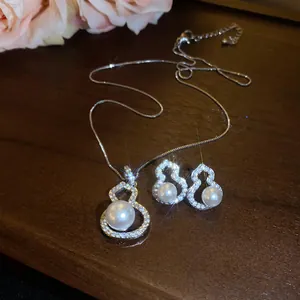 Nahaufnahme des eleganten calabash-förmigen Schmucksets mit Perlen und Zirkonia