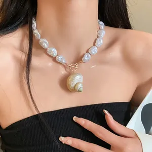 Collana di perle barocche con grande ciondolo a conchiglia per uno stile da spiaggia