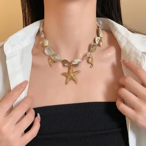 Collana di perle barocche con ciondoli a forma di stella marina e conchiglia oro